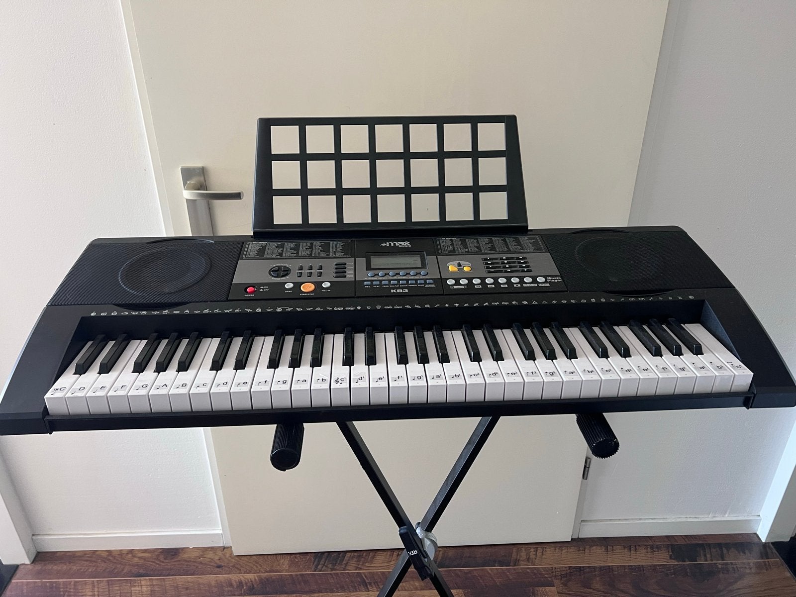 MAX KB3 Keyboard met standaard, 61 toetsen, Zo goed als nieuw, Met standaard, Ophalen