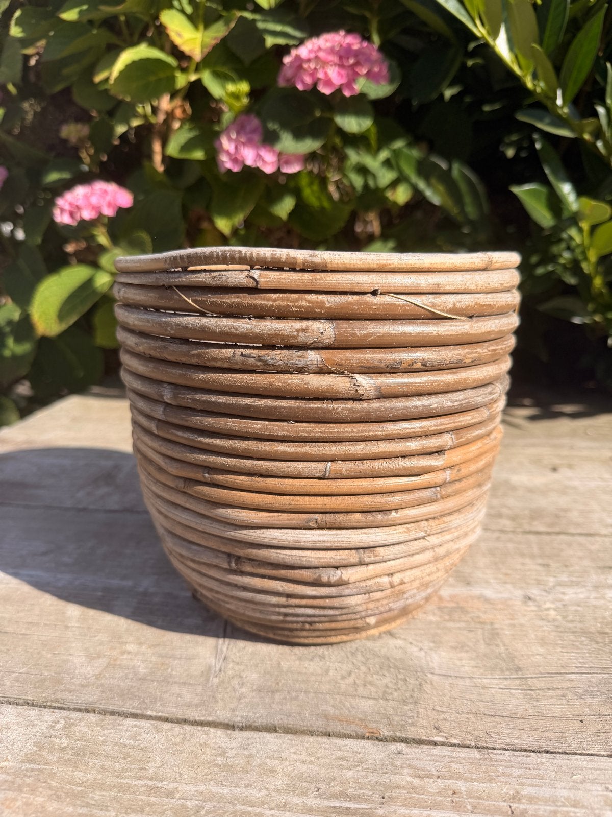 Rotan bloempot, Tuin en Terras, Bloempotten, Gebruikt, Overige materialen, Binnen, Minder dan 40 cm, Minder dan 25 cm, Rond, Ophalen of Verzenden