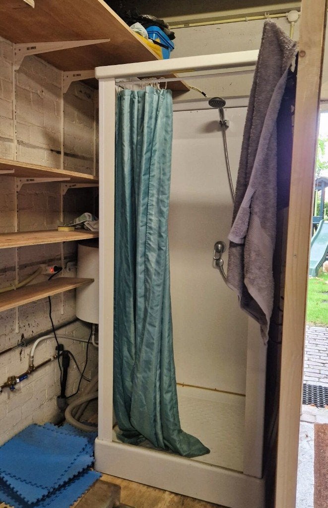 Nooddouche met boiler (50L) en wandkachel, Ophalen, Gebruikt, Douche