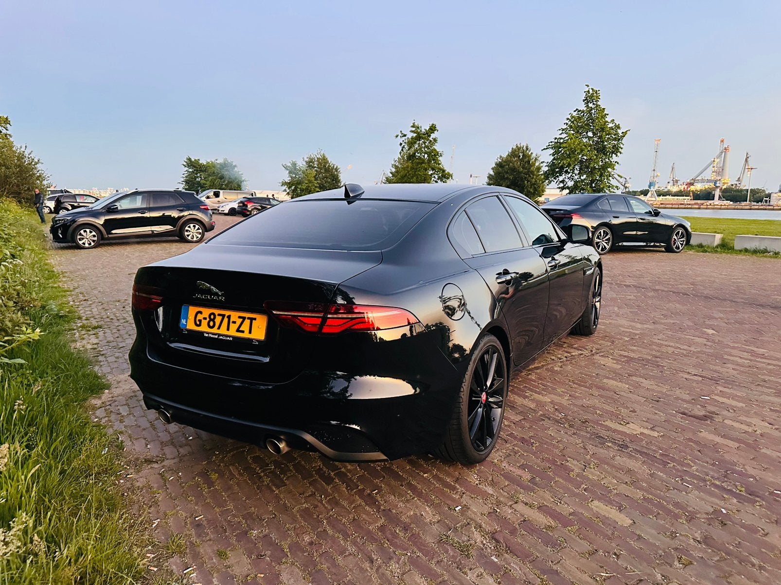 Jaguar XE 2.0 250pk AWD Automaat 2020 Zwart, Achterwielaandrijving, 1800 kg, 4 cilinders, Zwart