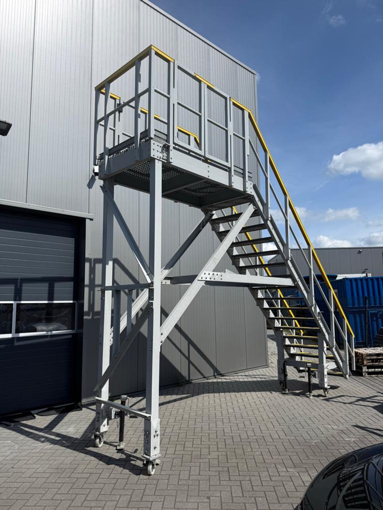 Robuuste mobiele platform trap, Ophalen, Zo goed als nieuw, 4 meter of meer