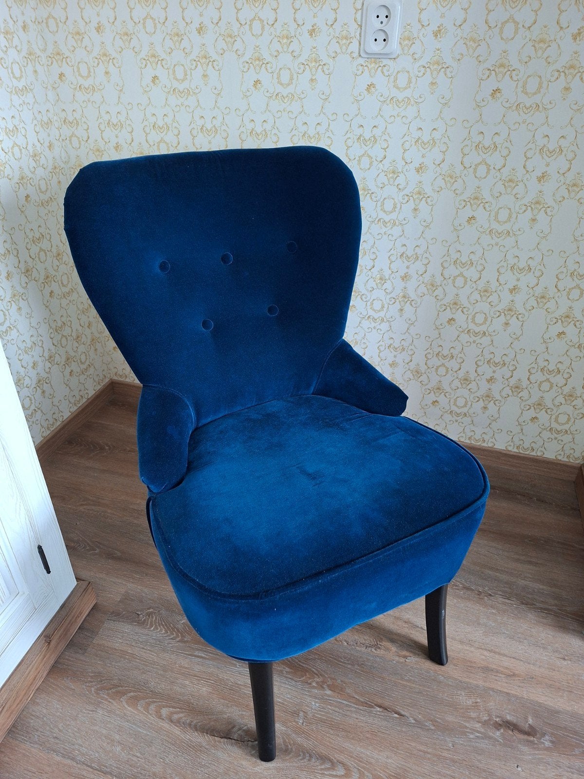 Stijlvolle blauwe fluwelen fauteuil, Huis en Inrichting, Stoelen, Blauw, Ophalen of Verzenden, Zo goed als nieuw, Modern, Klassiek, Elegant