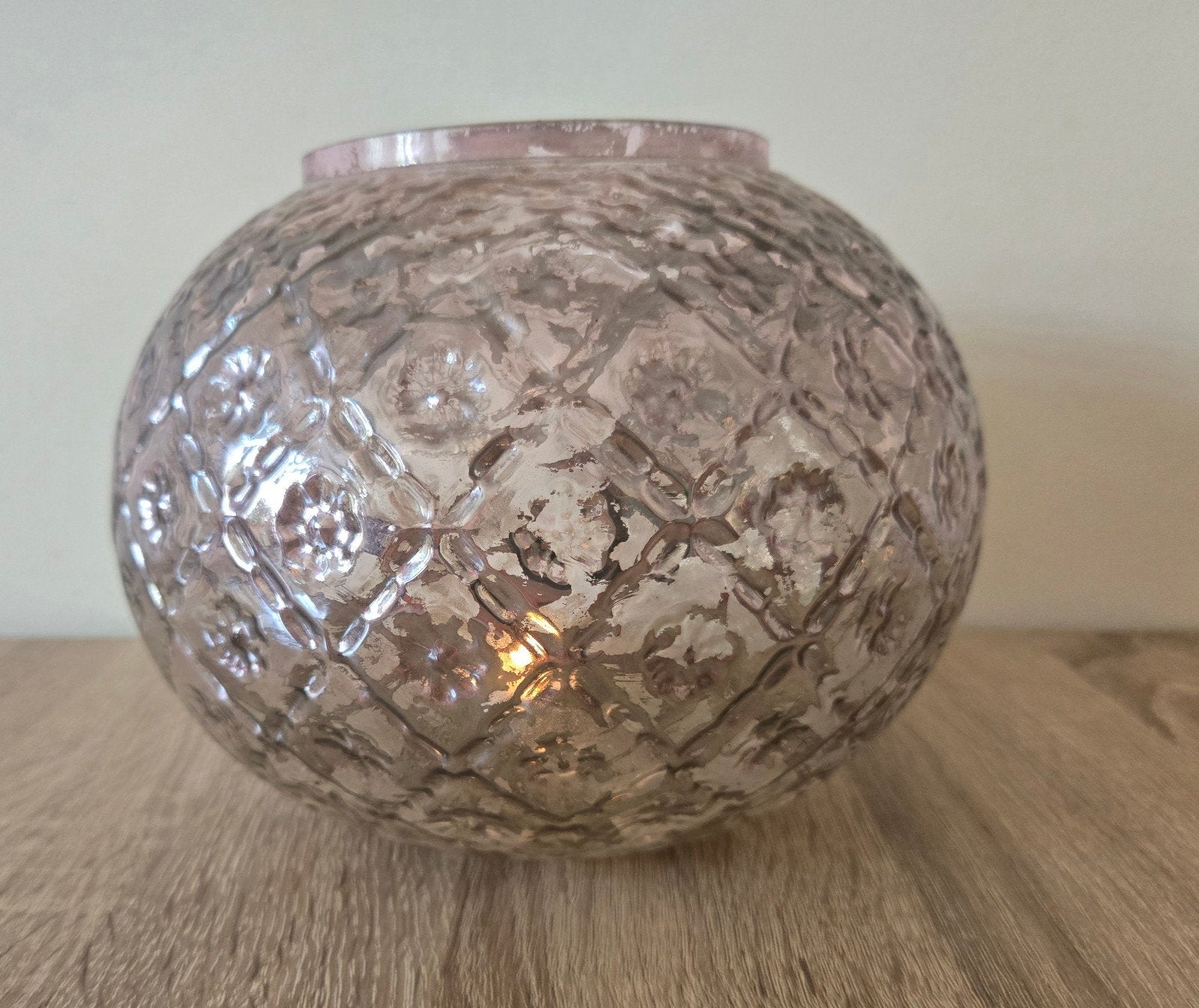 V&D Glazen Windlicht Roze met Bloemenreliëf - 16 cm, Windlicht, Gebruikt, Overige merken, Ophalen of Verzenden