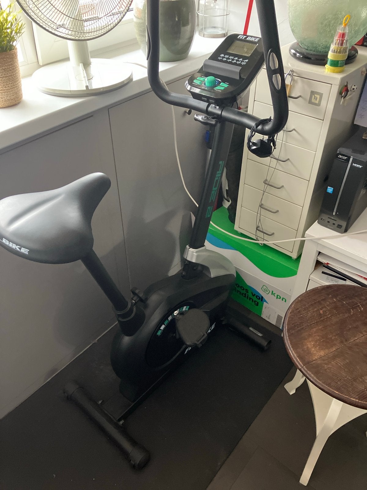 Hometrainer met digitaal display en vloerbescherming, Ophalen, Zo goed als nieuw, Benen, Hometrainer