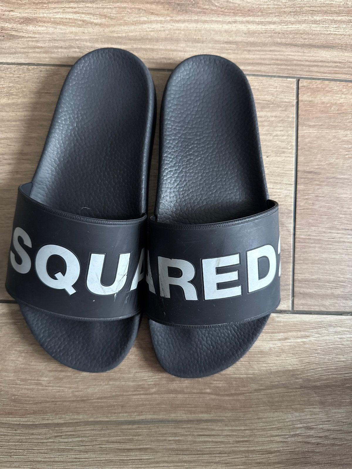 Dsquared2 slippers - Zwart met wit logo maar 37, Kleding | Heren, Slippers, Zwart, Ophalen of Verzenden, Gedragen