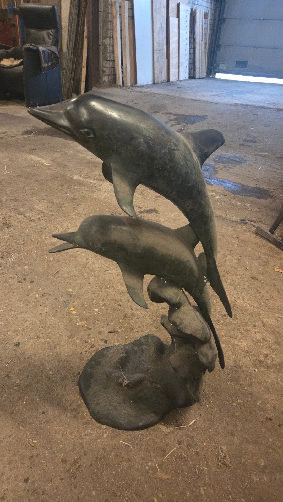 Brons. koper dolfijnen sculptuur -als fontijn bij de vijve, Ophalen, Gebruikt