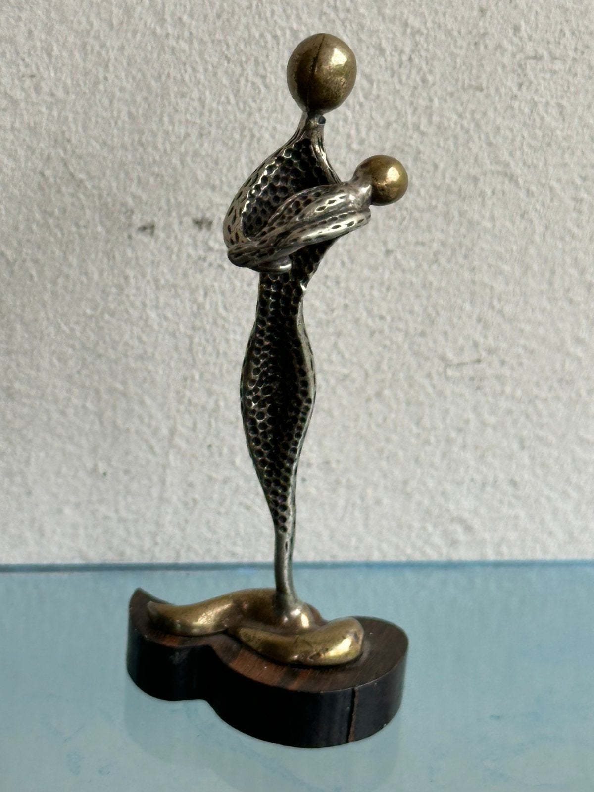 Bicolour  metalen design beeldje Mom with baby, Antiek en Kunst, Kunst | Designobjecten, Ophalen of Verzenden