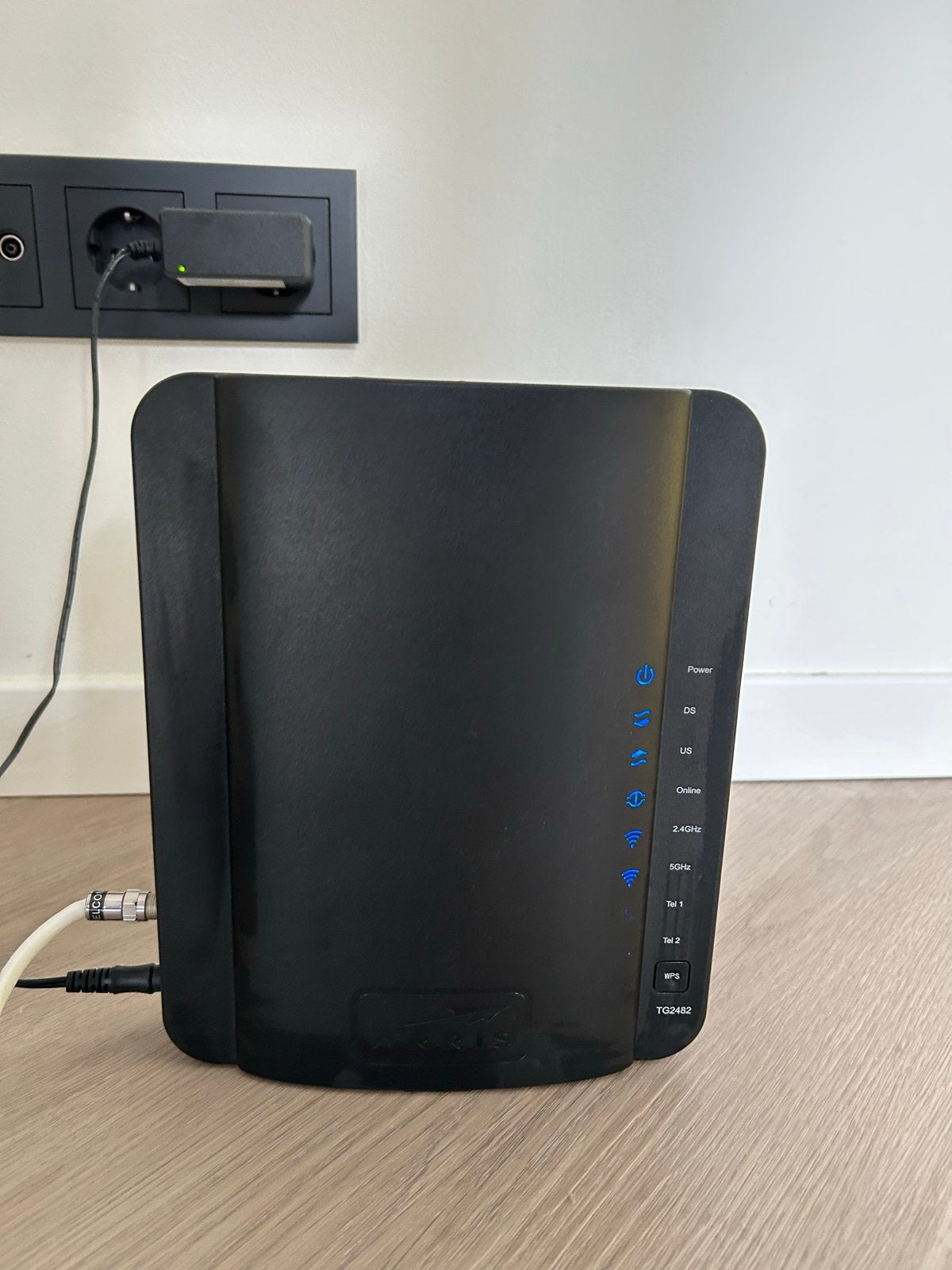 Arris TG2482B Router modem Draadloze kabelgateway Dual Band, Ophalen of Verzenden, Zo goed als nieuw, Router met modem
