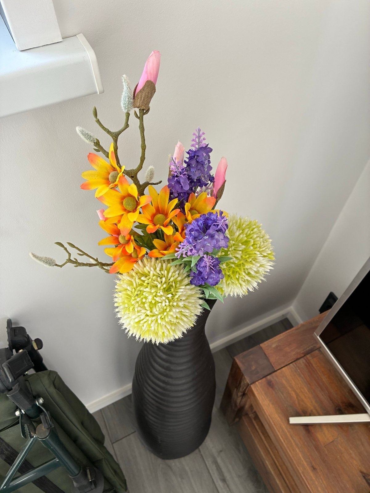 Hoge zwarte stenen pot met kunstbloemen, Ophalen, Gebruikt, Zwart, Inclusief decoratie