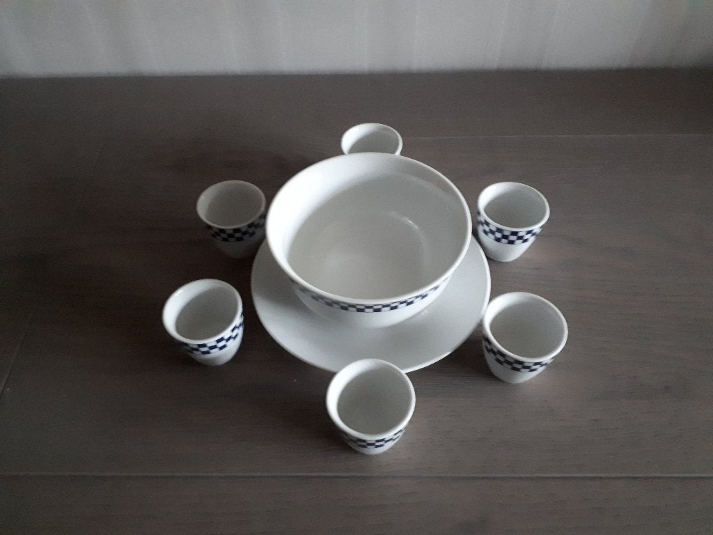 Decoratief saladeschaaltje met 6 st. eierhouders, Huis en Inrichting, Keuken | Servies, Ophalen, Keramiek, Overige typen, Zo goed als nieuw