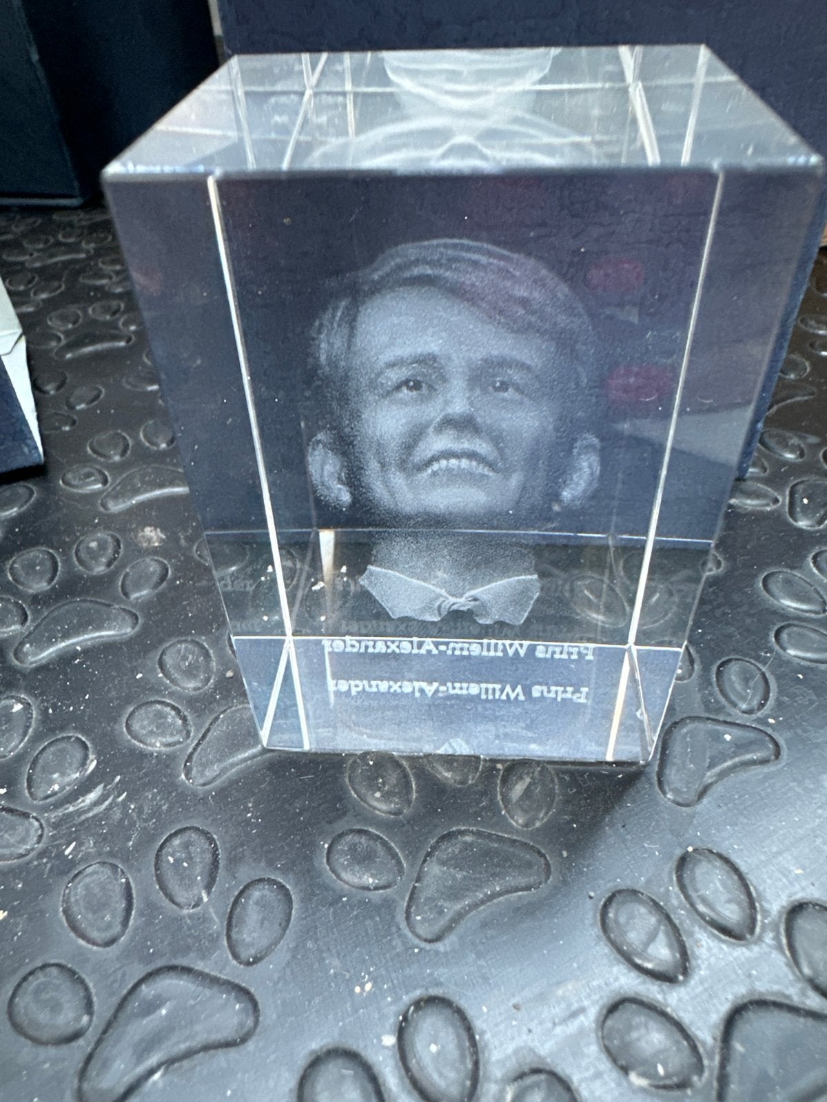 Glazen kubus met Prins Willem-Alexander 3D laser gravure, Ophalen of Verzenden, Zo goed als nieuw, Nederland, Overige typen