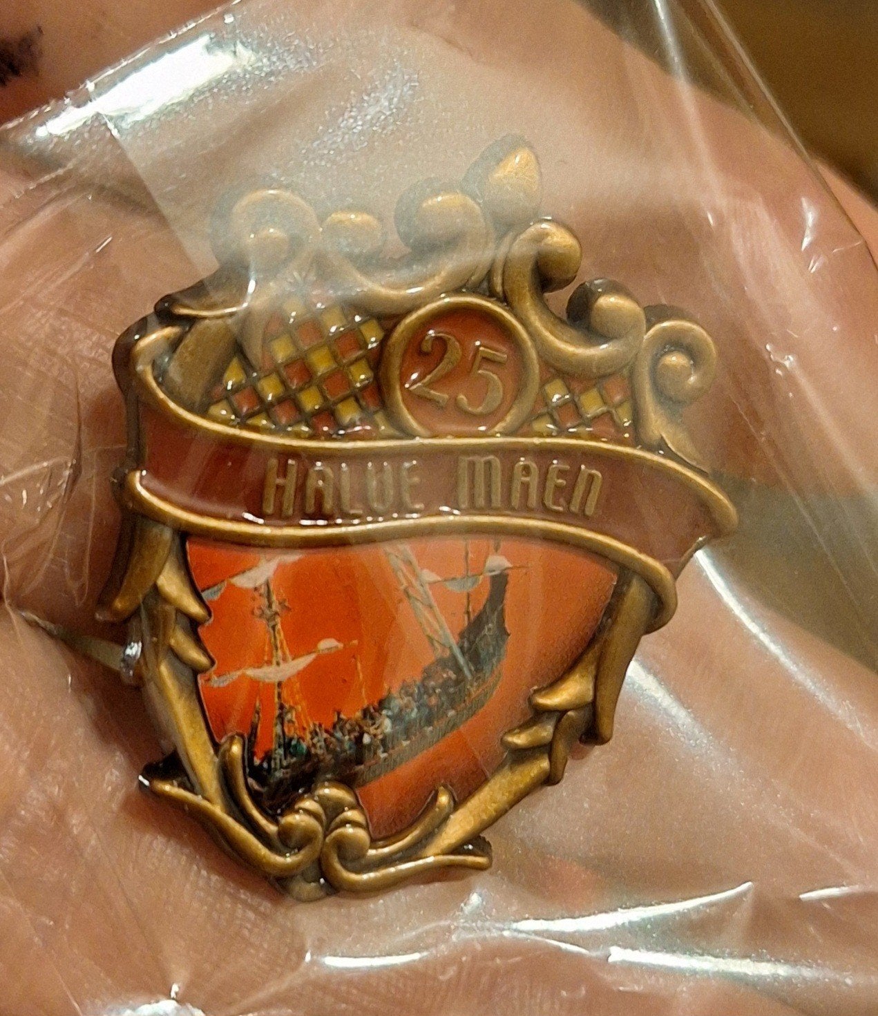 Efteling Halve Maen Schommelschip, Ophalen of Verzenden, Zo goed als nieuw, Overige onderwerpen, Speldje of Pin