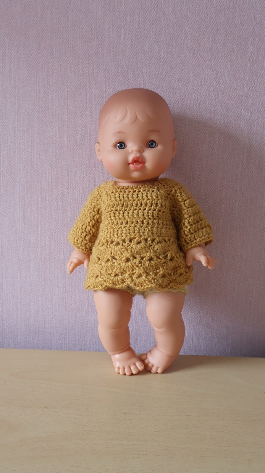 Poppenkind gehaakt jurkje oker, Ophalen of Verzenden, Nieuw, Babypop