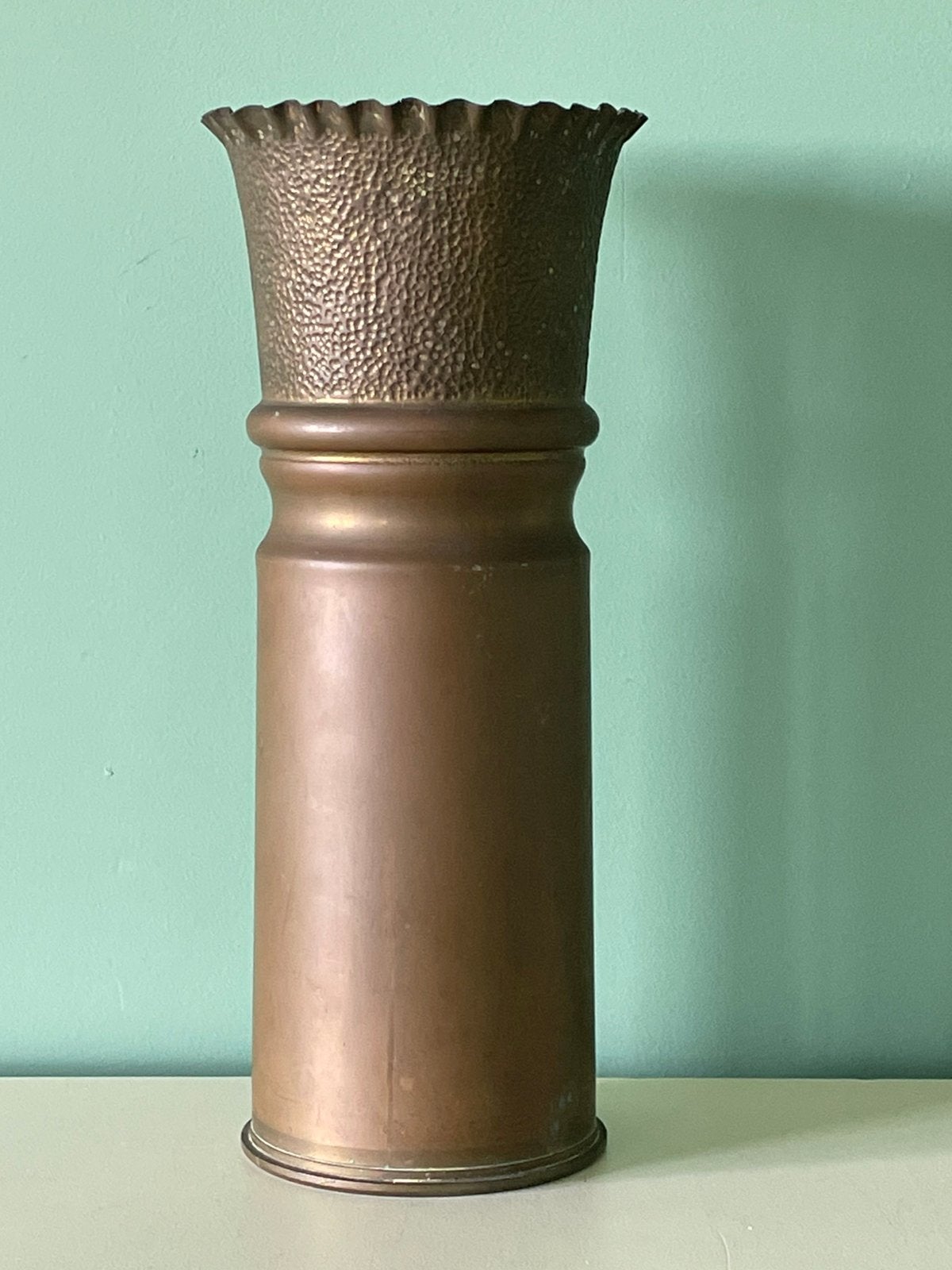 Canadese Trench Art vaas | Robert Mitchell Company 1942, Ophalen of Verzenden, Landmacht, Overige gebieden, Kunstobject
