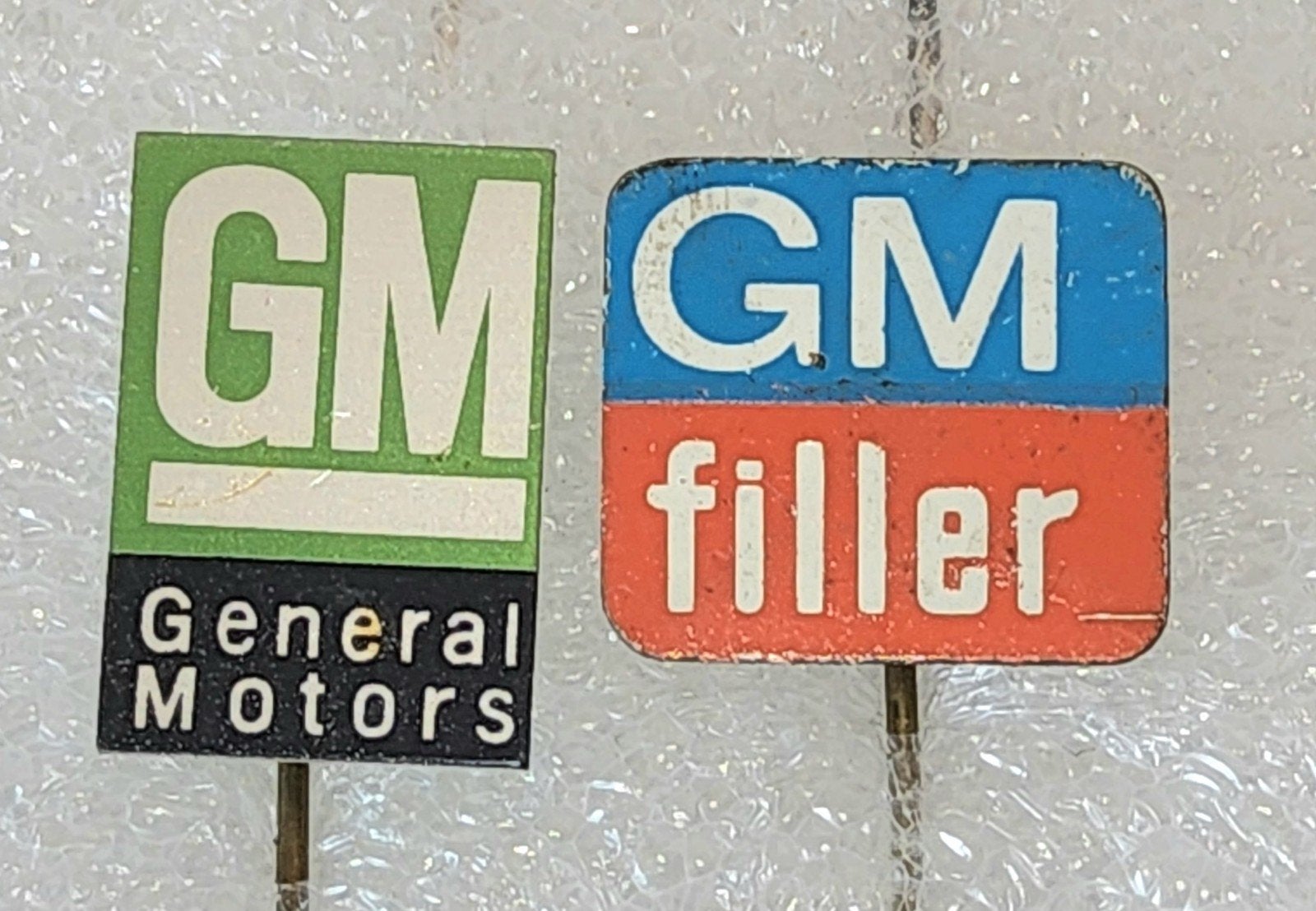 2 Vintage GM Speldjes - General Motors & GM Filler, Ophalen of Verzenden, Gebruikt, Merk, Speldje of Pin