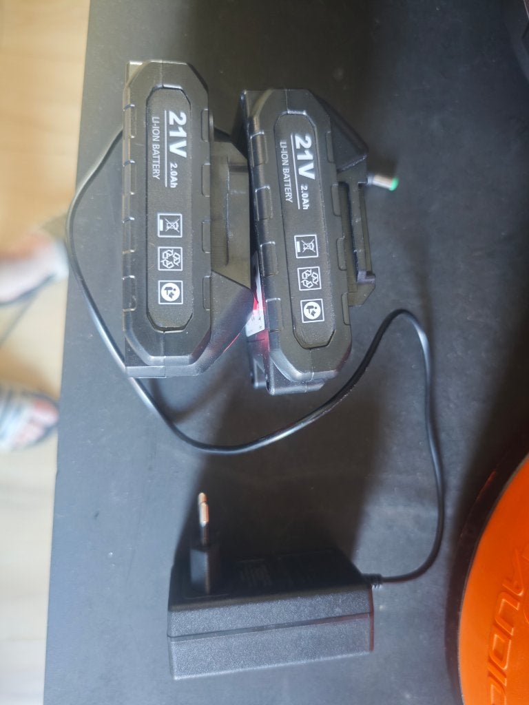 Twee kleine 2,0 Ah 18V accu's en lader voor Makita, Ophalen of Verzenden, Zo goed als nieuw, Overige typen, Makita