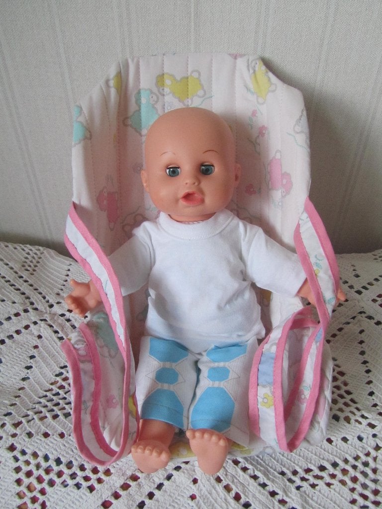 Pop 30 cm, met kleertjes aan in draagstoel, als nieuw, Kinderen en Baby's, Ophalen of Verzenden, Zo goed als nieuw, Babypop