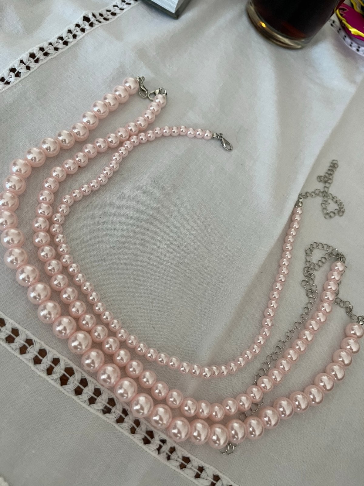 Roze parelketting - Drie strengen, Sieraden, Tassen en Uiterlijk, Kettingen, Ophalen of Verzenden, Zo goed als nieuw, Roze, Overige materialen