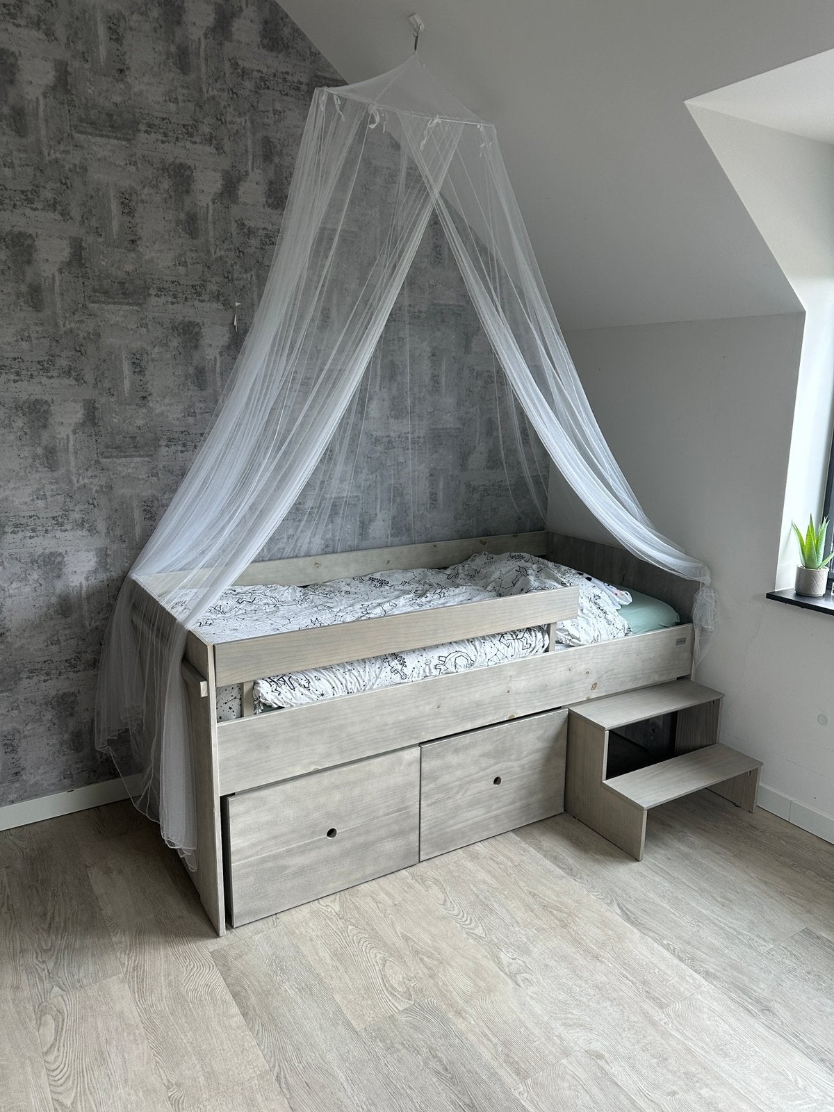 Keurig net kinderbed 90x200cm, hoog 90cm, Ophalen, Zo goed als nieuw, Jongetje of Meisje