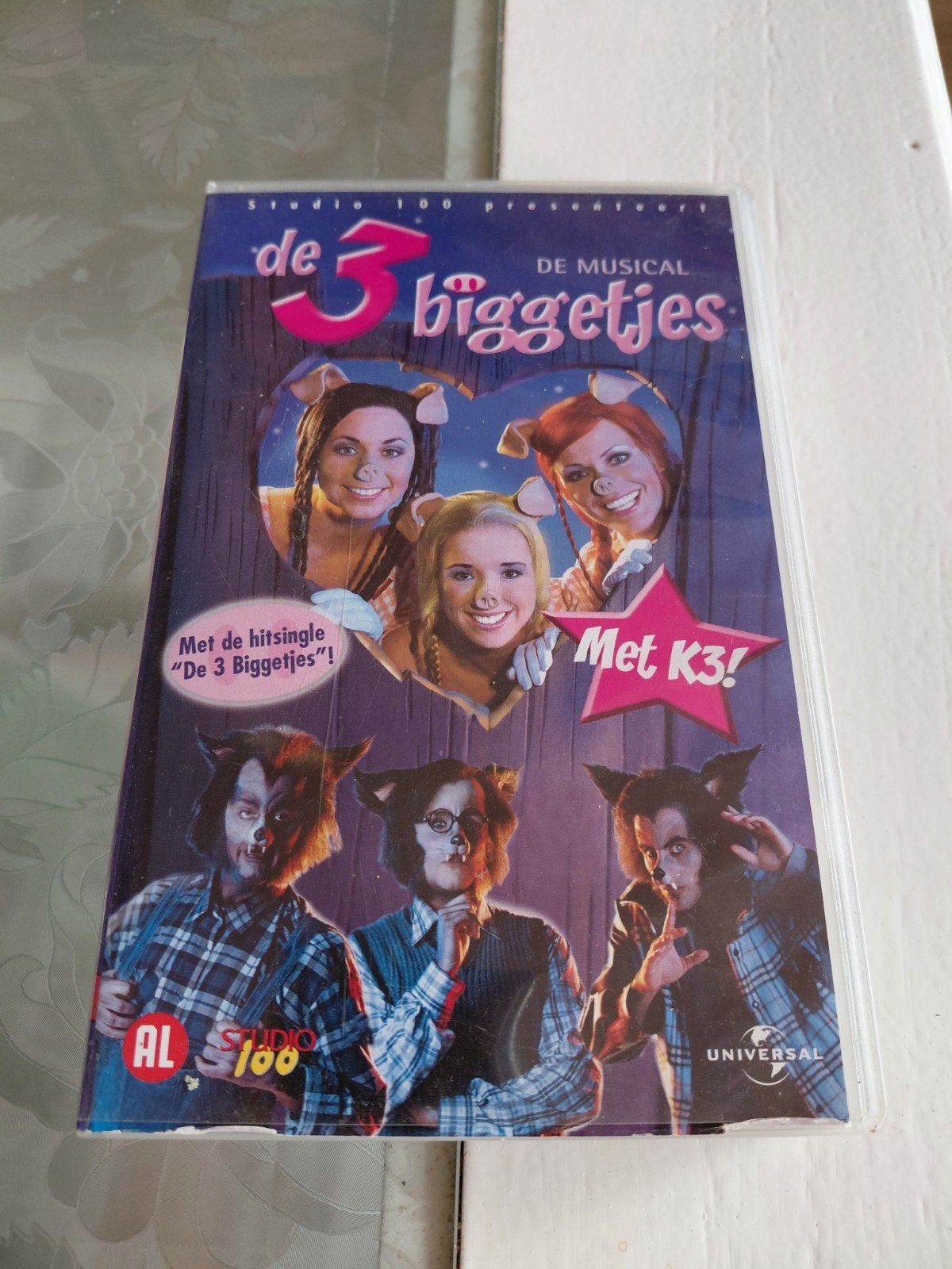K3 - De 3 Biggetjes de musical videoband., Ophalen of Verzenden, Gebruikt, Overige typen, VHS