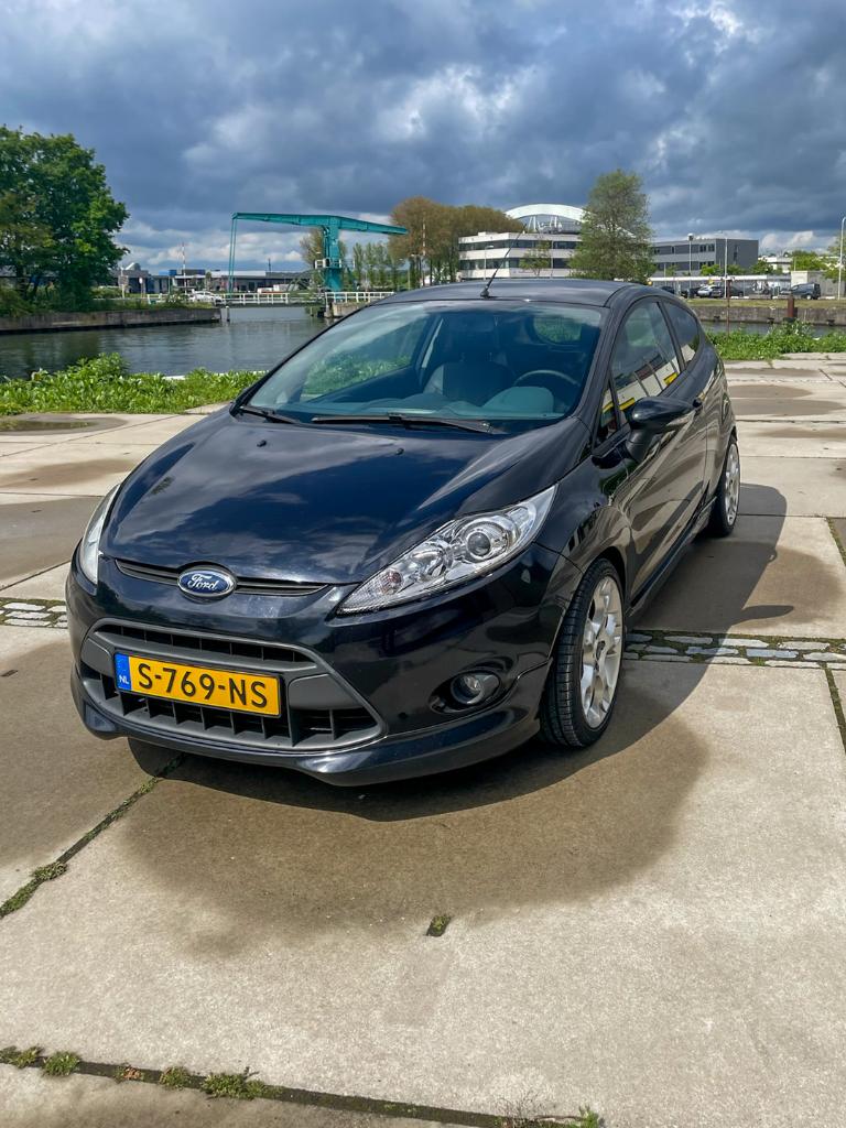 Ford Fiësta 1.6 SPORT LEDER STOELVERWARMING AIRCO 17"VELGEN, Auto's, 1596 cc, 4 cilinders, Zwart, Leder