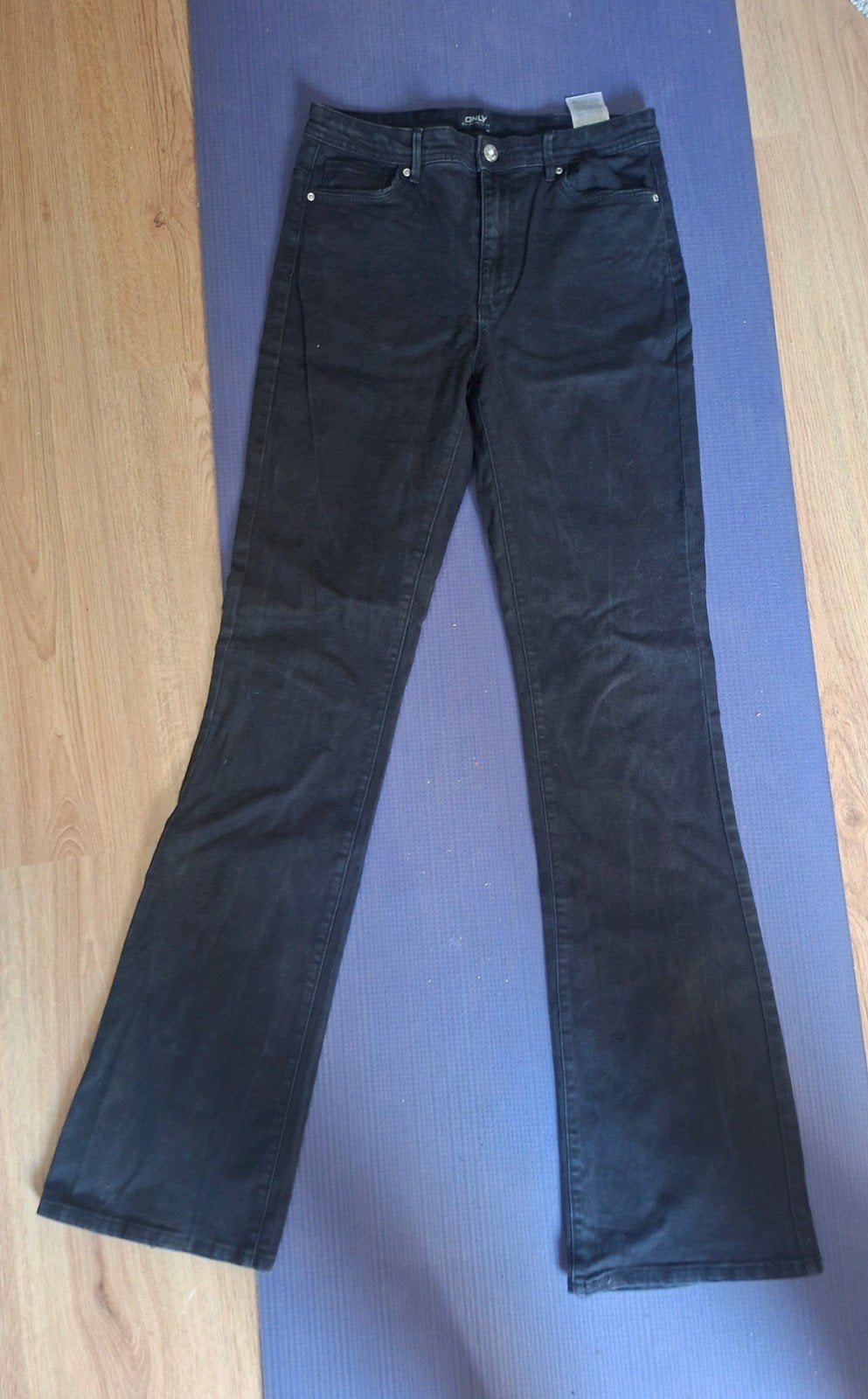 ONLY zwarte flared jeans extra lang (L -Lengtemaat38), Ophalen of Verzenden, Zo goed als nieuw, Zwart, W30 - W32 (confectie 38/40)
