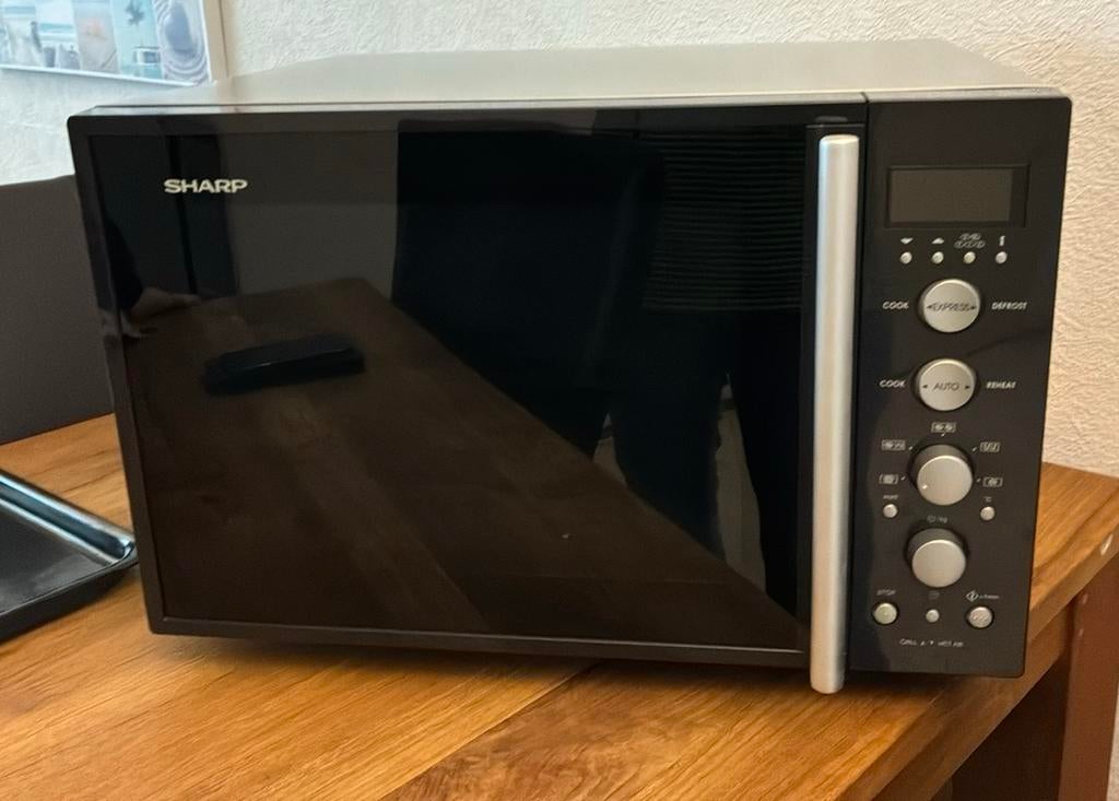Sharp R931(BK)W combimagnetron 40l, Witgoed en Apparatuur, Magnetrons, Ophalen, Gebruikt