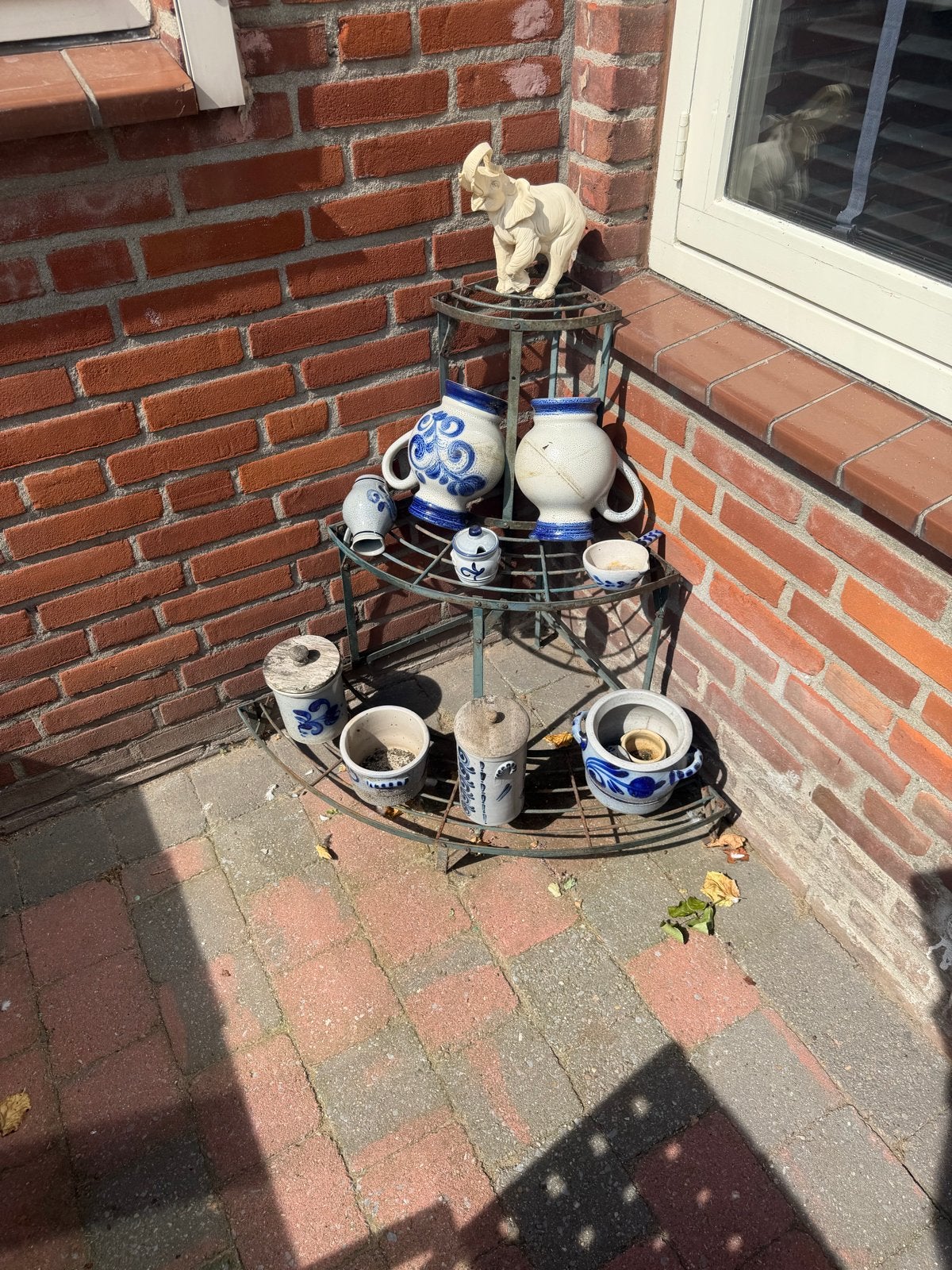 Antieke zoutglazuur aardewerk collectie met plantenrek, Ophalen