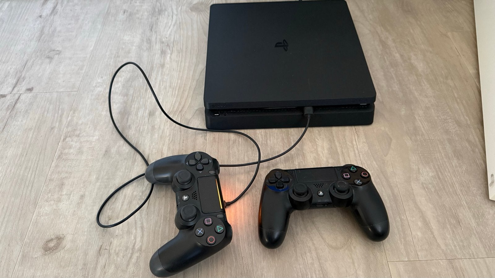 PlayStation 4 Slim 500gb, Spelcomputers en Games, 500 GB, Met 2 controllers, Ophalen of Verzenden, Zo goed als nieuw
