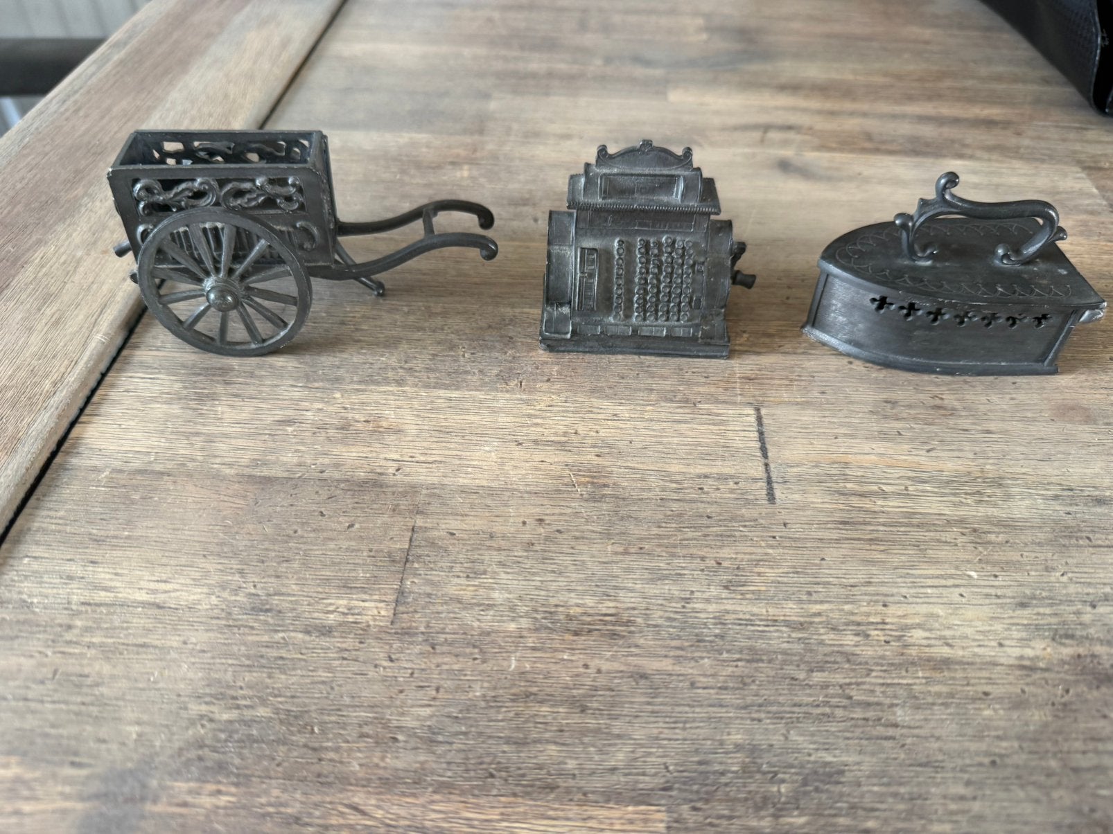 Set 3 vintage tinnen miniaturen-strijkijzer, kassa & handkar, Ophalen of Verzenden