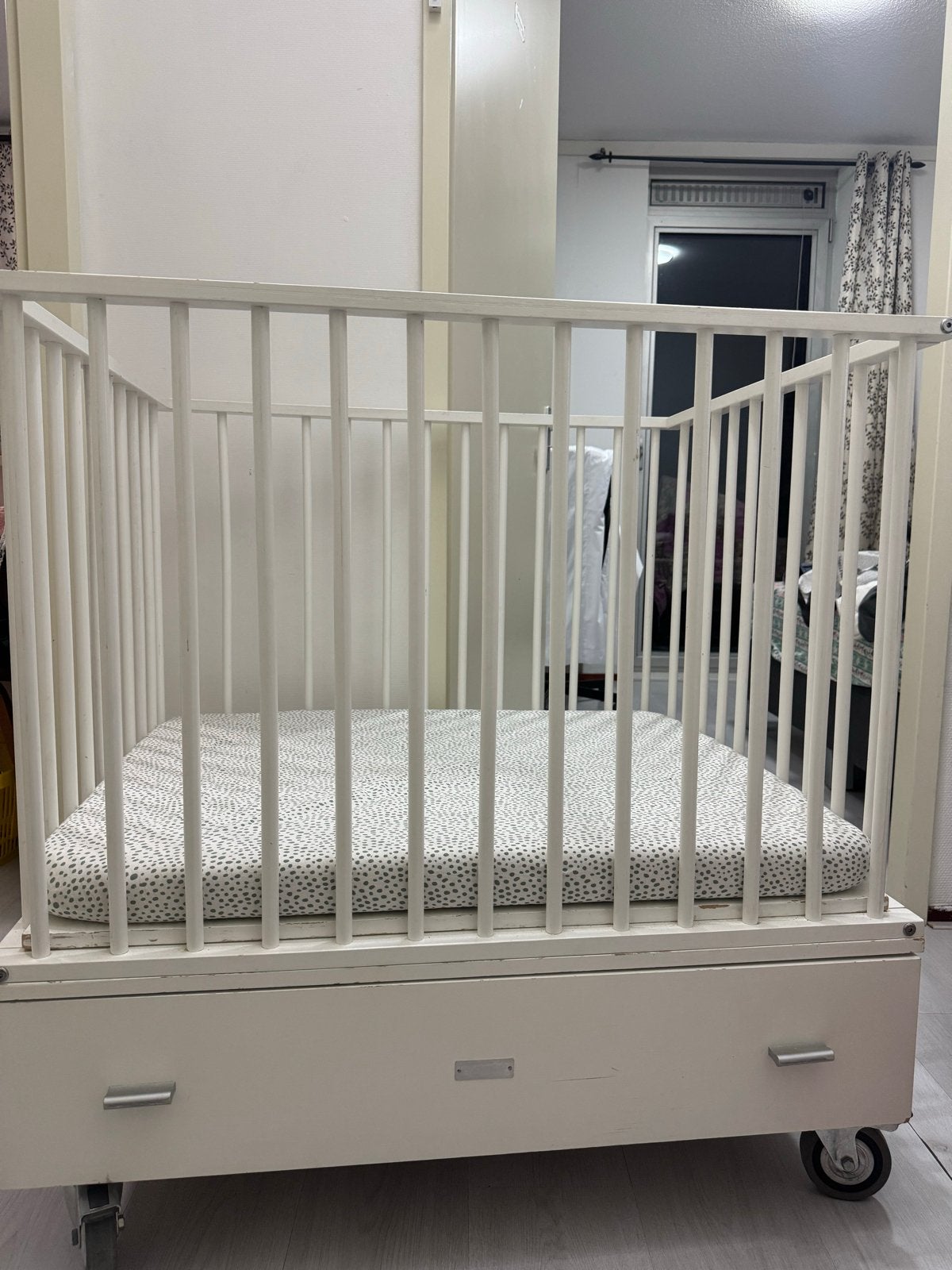 White crib with drawer and wheels, Kinderen en Baby's, Babywiegjes en Ledikanten, Ophalen, Gebruikt, Ledikant