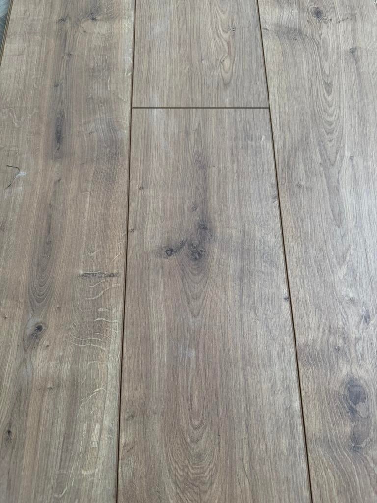 Laminaat 8 mm  4 v Groove - 126x19 cm - 140 m2 voorraad, 50 tot 150 cm, Nieuw, Ophalen of Verzenden, 10 m² of meer