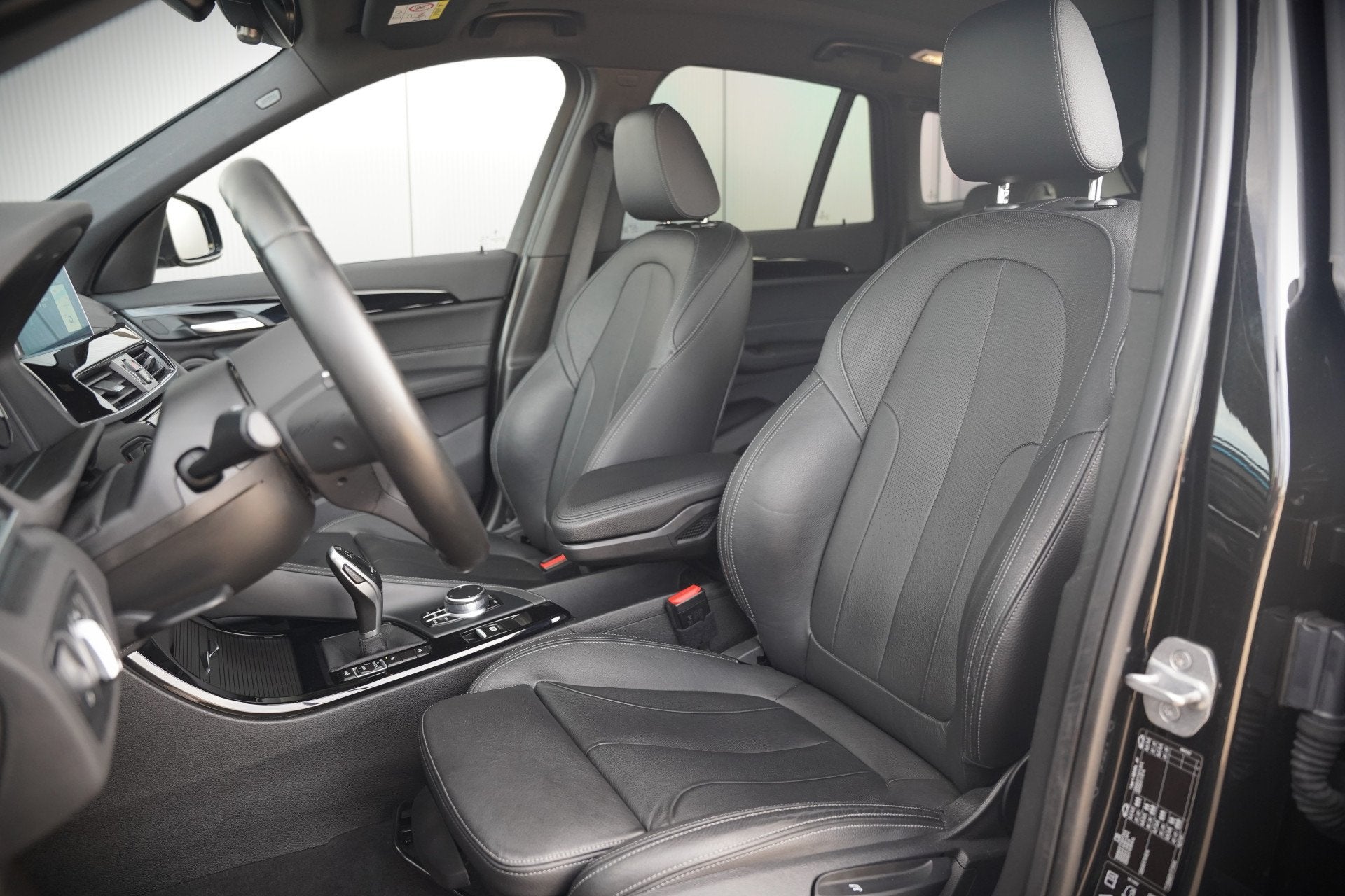 BMW X1 xDrive20i High Executive | Panoramadak | Head-Up Disp, Auto's, BMW, Gebruikt, 2000 kg, Zwart, Bedrijf