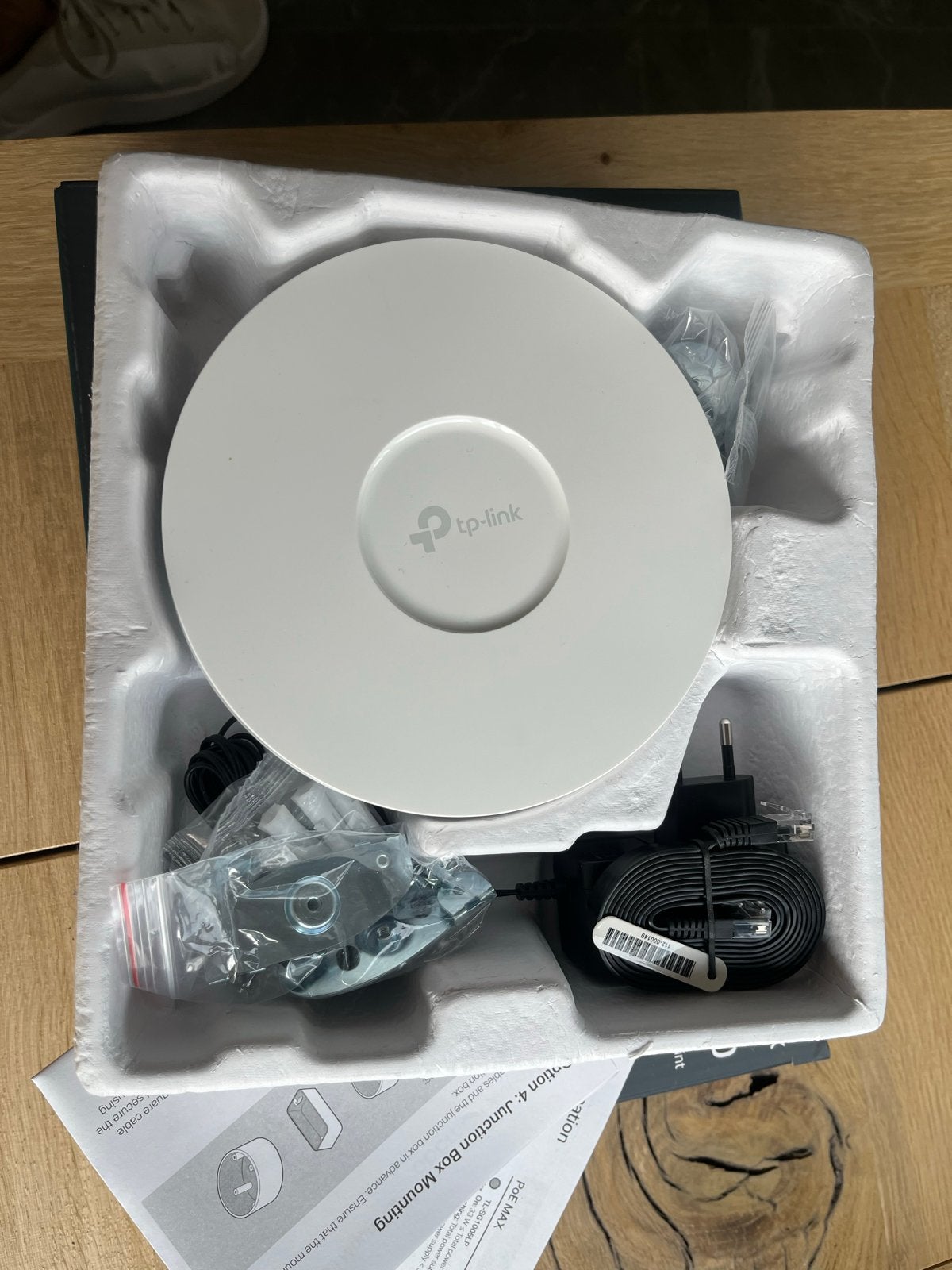 Foto 2 van TP-Link Omada AX3000 Wi-Fi 6 Plafond Access Point EAP650