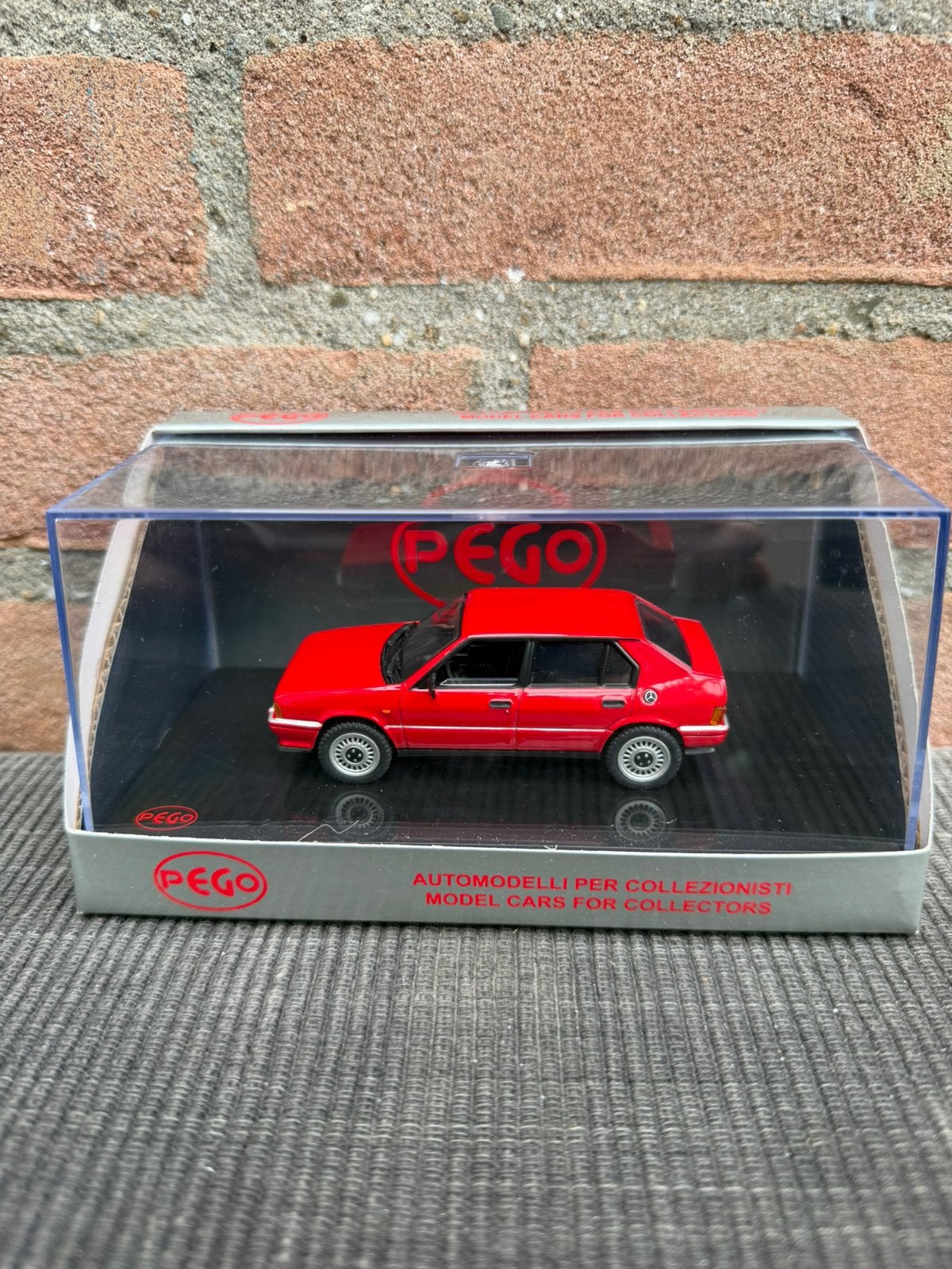 1:43 Alfa Romeo 33 Alfa rosso ……. 19,50, Ophalen of Verzenden, Nieuw, Auto, Overige merken