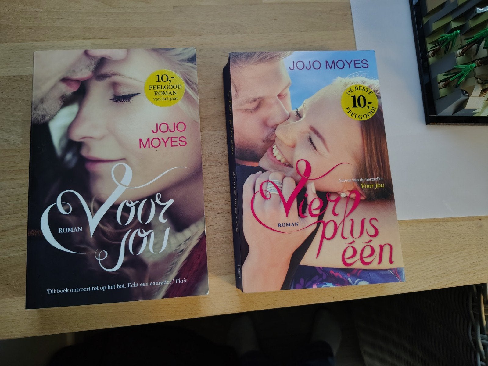2 Jojo Moyes boeken: Voor Jou & Vier plus één, Ophalen of Verzenden, Zo goed als nieuw, Jojo Moyes
