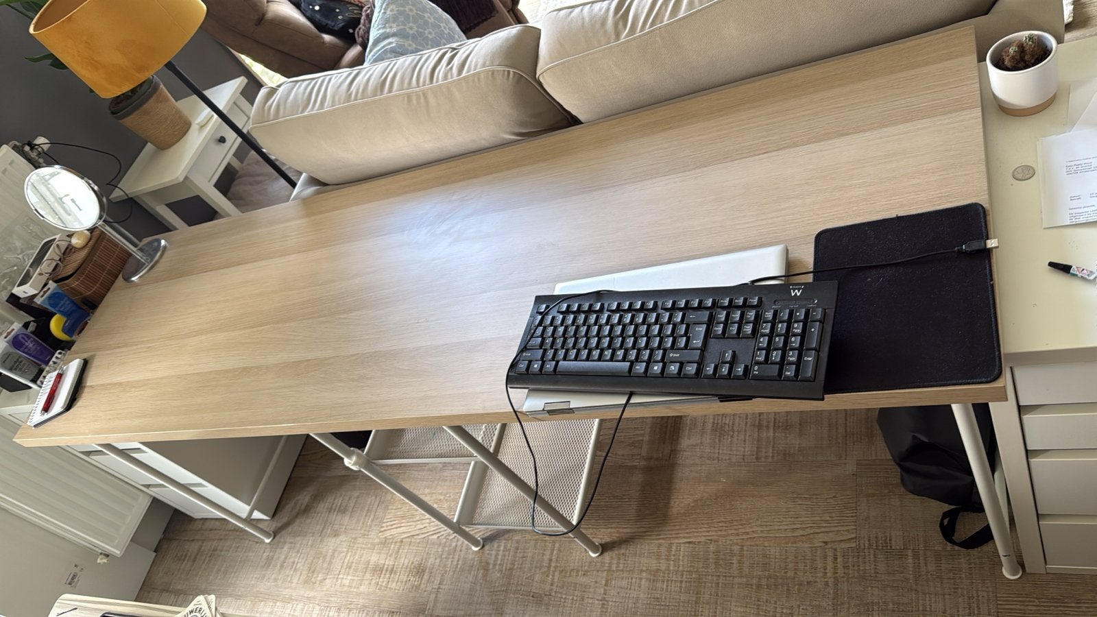 Groot houten bureau met metalen onderstel Ikea, Gebruikt, Hout, Bruin, Ophalen of Verzenden