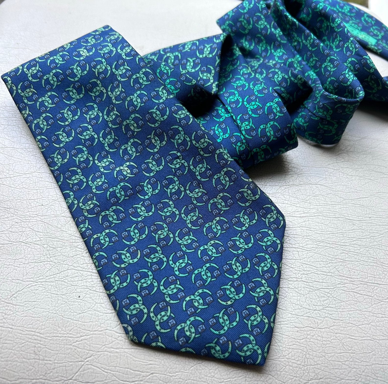 Hermès 7303 EA Stropdas 100% Zijde Made in France, Kleding | Heren, Stropdassen, Ophalen of Verzenden, Gedragen, Blauw, Met patroon