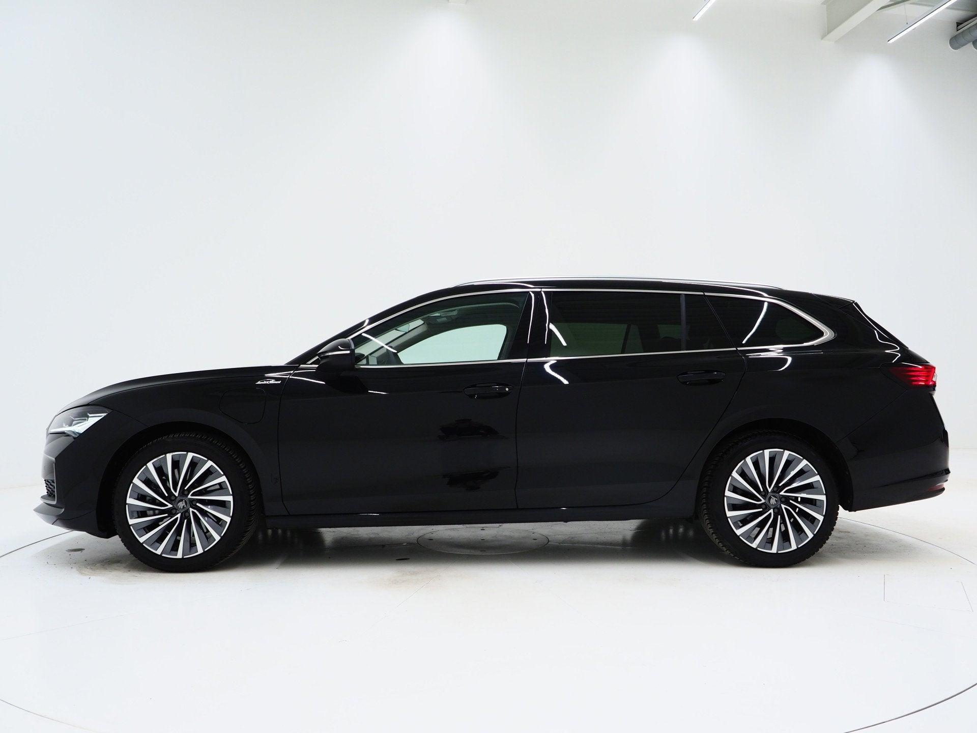 Skoda Superb Combi 1.5 TSI PHEV Laurin & Klement | Leder | M, 4 cilinders, Zwart, 1747 kg, Adaptive Cruise Control