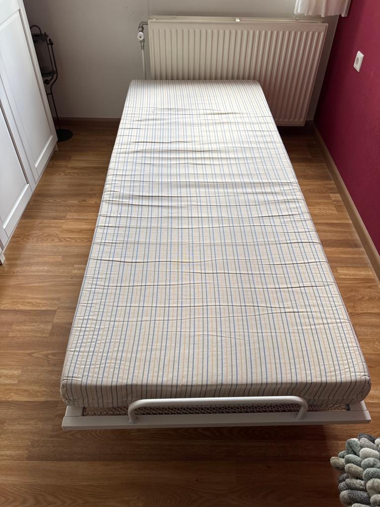 Opklapbaar logeerbed met matras en spiraalbodem, Huis en Inrichting, Eenpersoons, Wit, Ophalen of Verzenden, Zo goed als nieuw