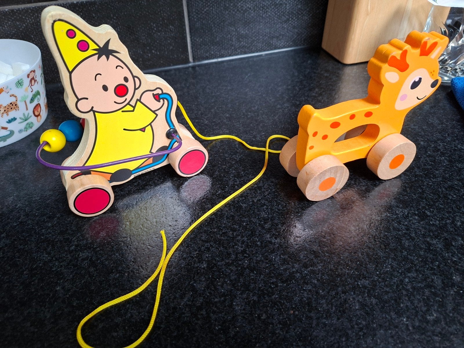 1 houten trekfiguren: Bumba en auto hertje, Ophalen of Verzenden, Zo goed als nieuw, Overige typen, Met wieltjes