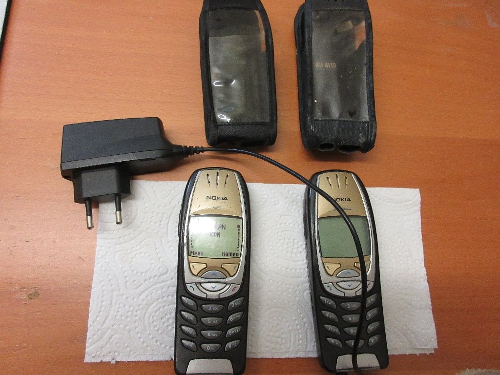 2x Nokia 6110 met oplader en hoesjes, Gebruikt, Overige modellen, Geen camera, Zwart