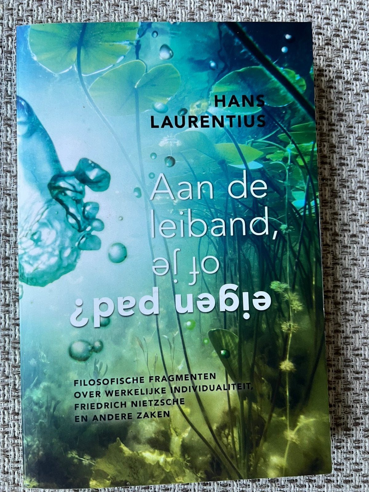 Hans Laurentius - Aan de leiband of je eigen pad?, Achtergrond en Informatie, Spiritualiteit algemeen, Nieuw, Ophalen of Verzenden