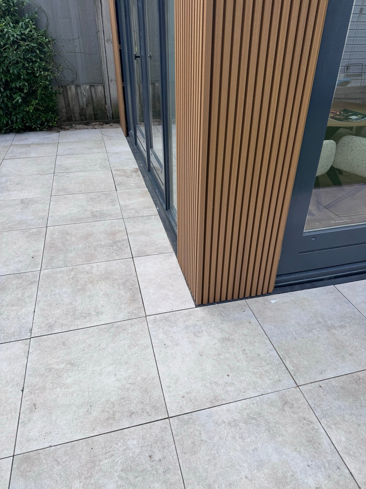 29 tegels 60x60cm en 4 opsluitbanden - Alles in één keer, Doe-het-zelf en Verbouw, Ophalen, 60 cm of meer, Gebruikt, 10 m² of meer