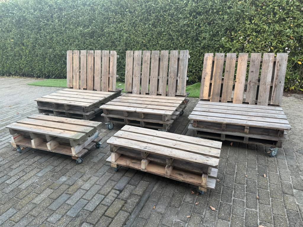 LoungeSet van pallets 3xdiepe zit 2xsmalle Tafel (Op Wielen), Ophalen, Gebruikt, Hout