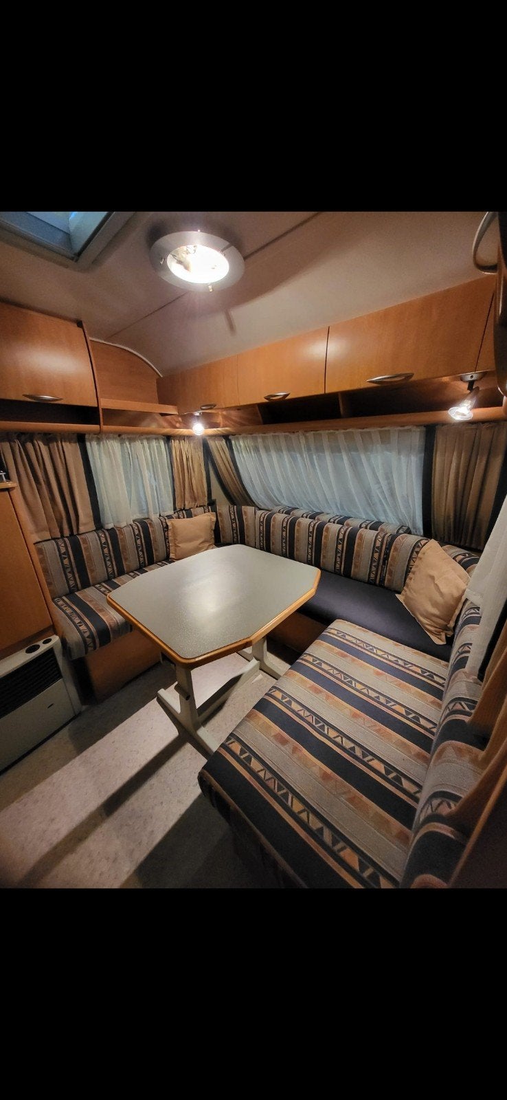 Eifelland Caravan met Voortent luifel Stapelbed stapelbedden, Caravans en Kamperen, Vast bed, Rondzit, Koelkast, 750 - 1000 kg