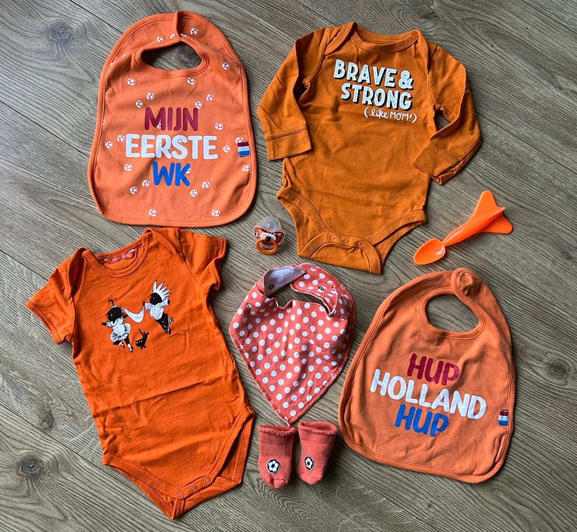 Baby oranje WK voetbal slabjes, rompers, lepel, speen,sokken, Ophalen of Verzenden, Zo goed als nieuw