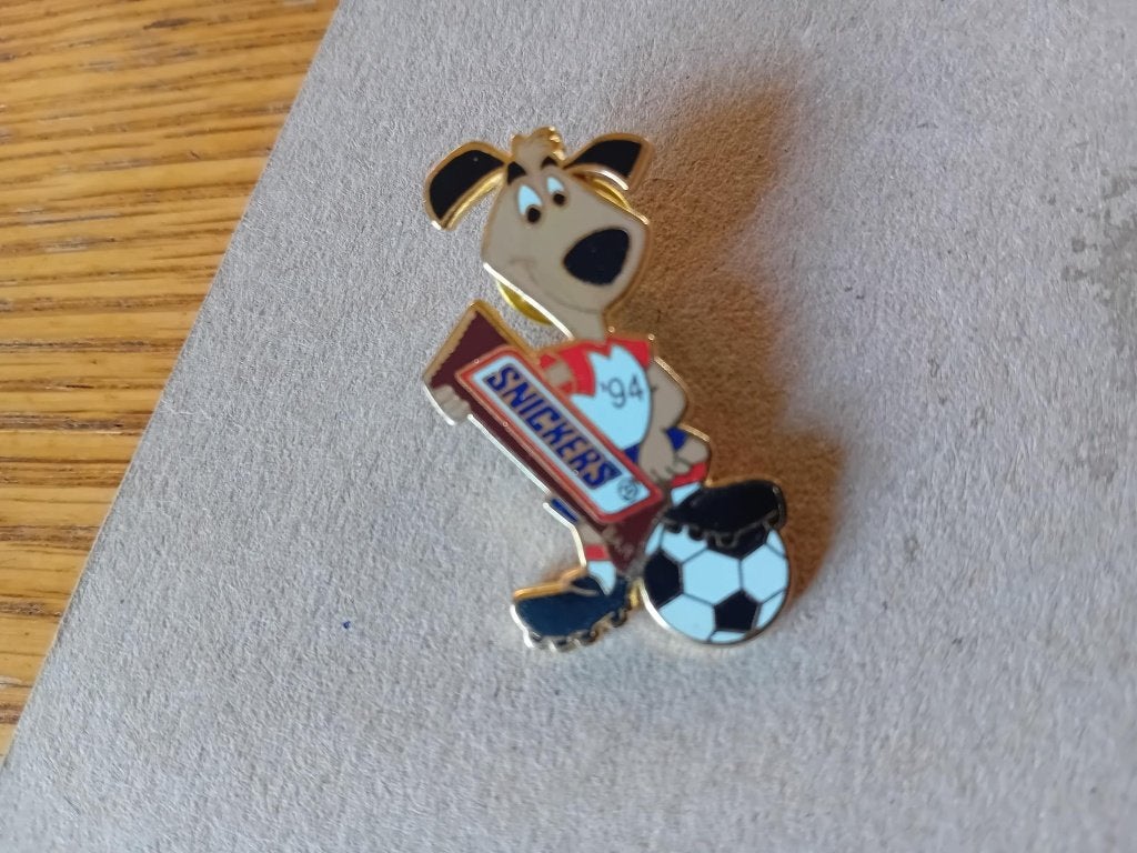 WK '94 voetbal pin VS met Snickersreep  4x2cm, Ophalen of Verzenden, Zo goed als nieuw, Sport