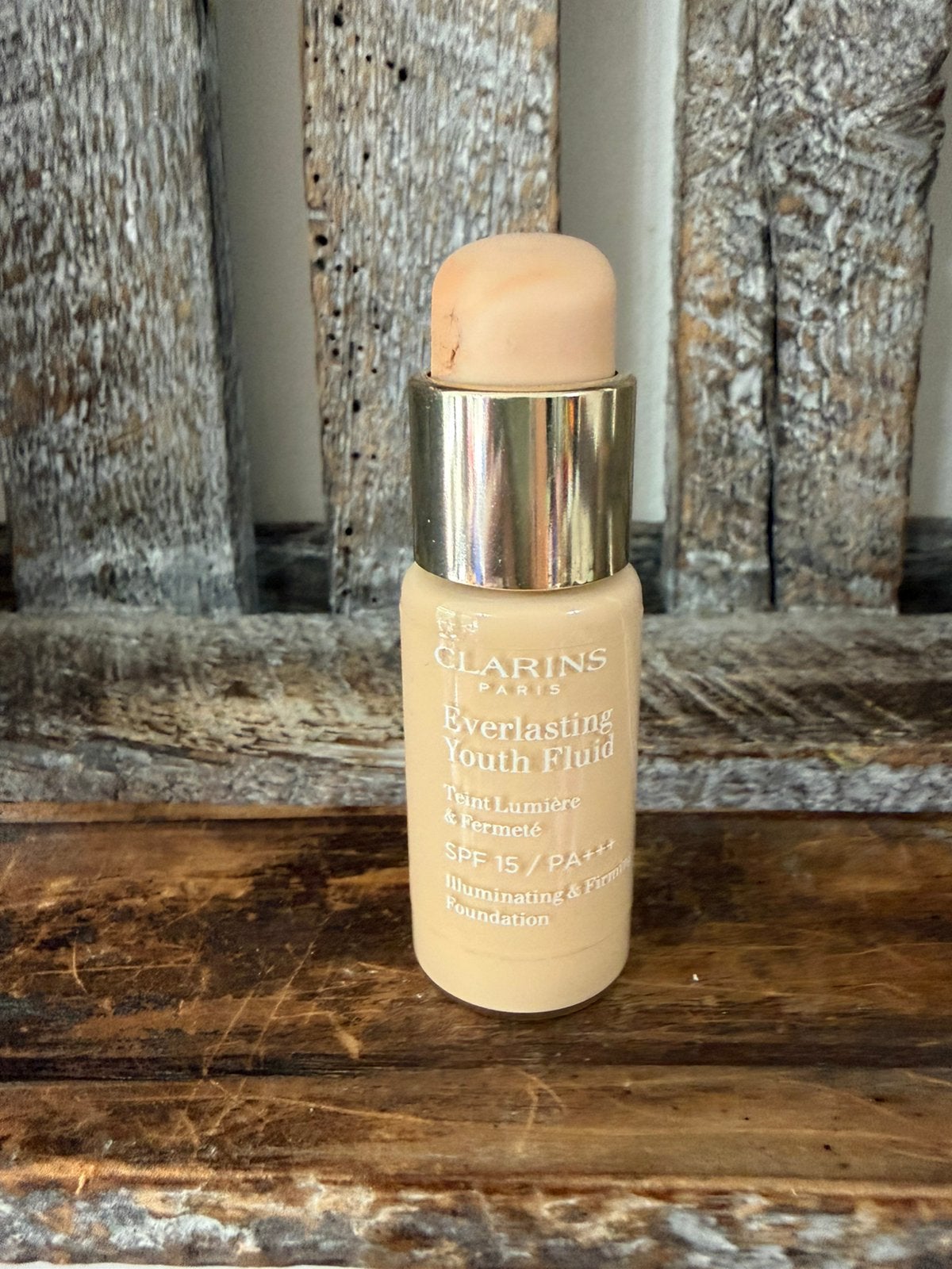 Clarins Everlasting Youth Fluid Foundation 105N, Ophalen of Verzenden, Zo goed als nieuw, Beige, Gehele gezicht