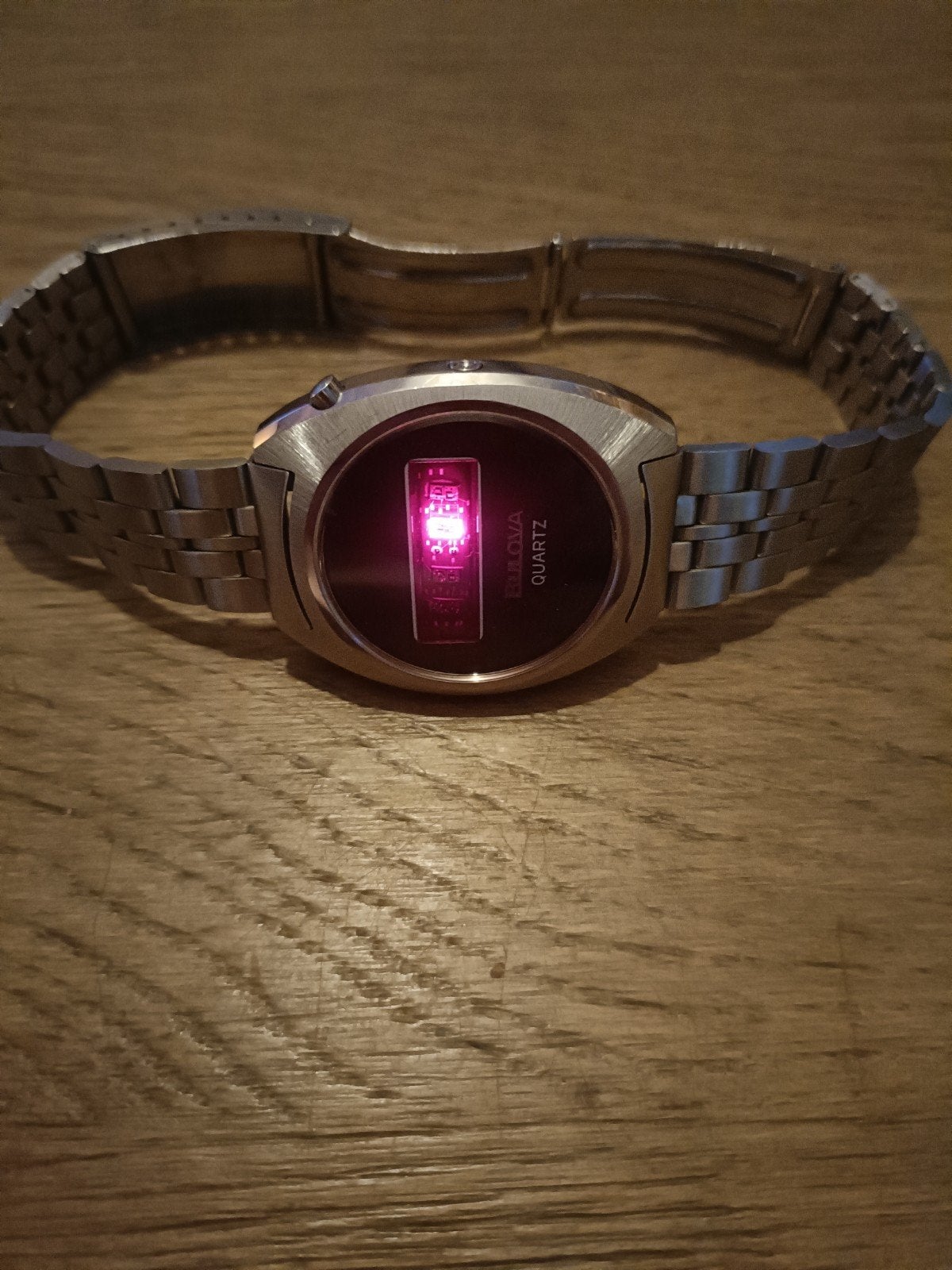Vintage Red Led Sportshorloge Bulova Quartz Zie Fotos, Verzenden, Zo goed als nieuw, Rood, Android
